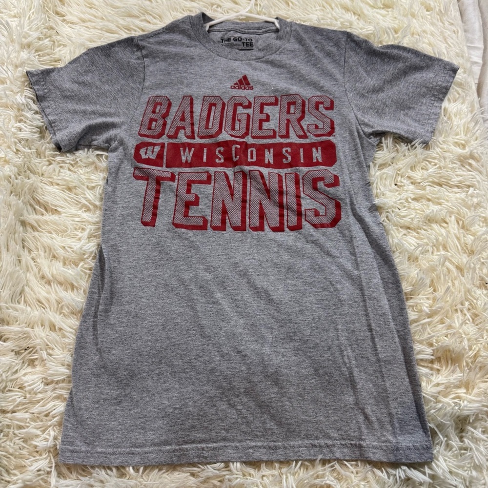 W50. Gray Adidas Badgers Wisconsin Tennis T-Shirt (XS)